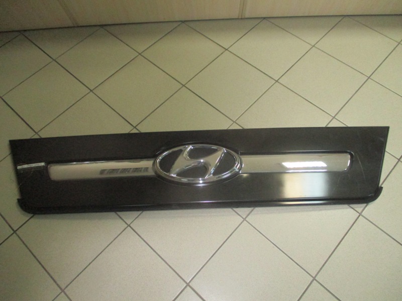 Накладка лобовая центральная Hyundai Univers